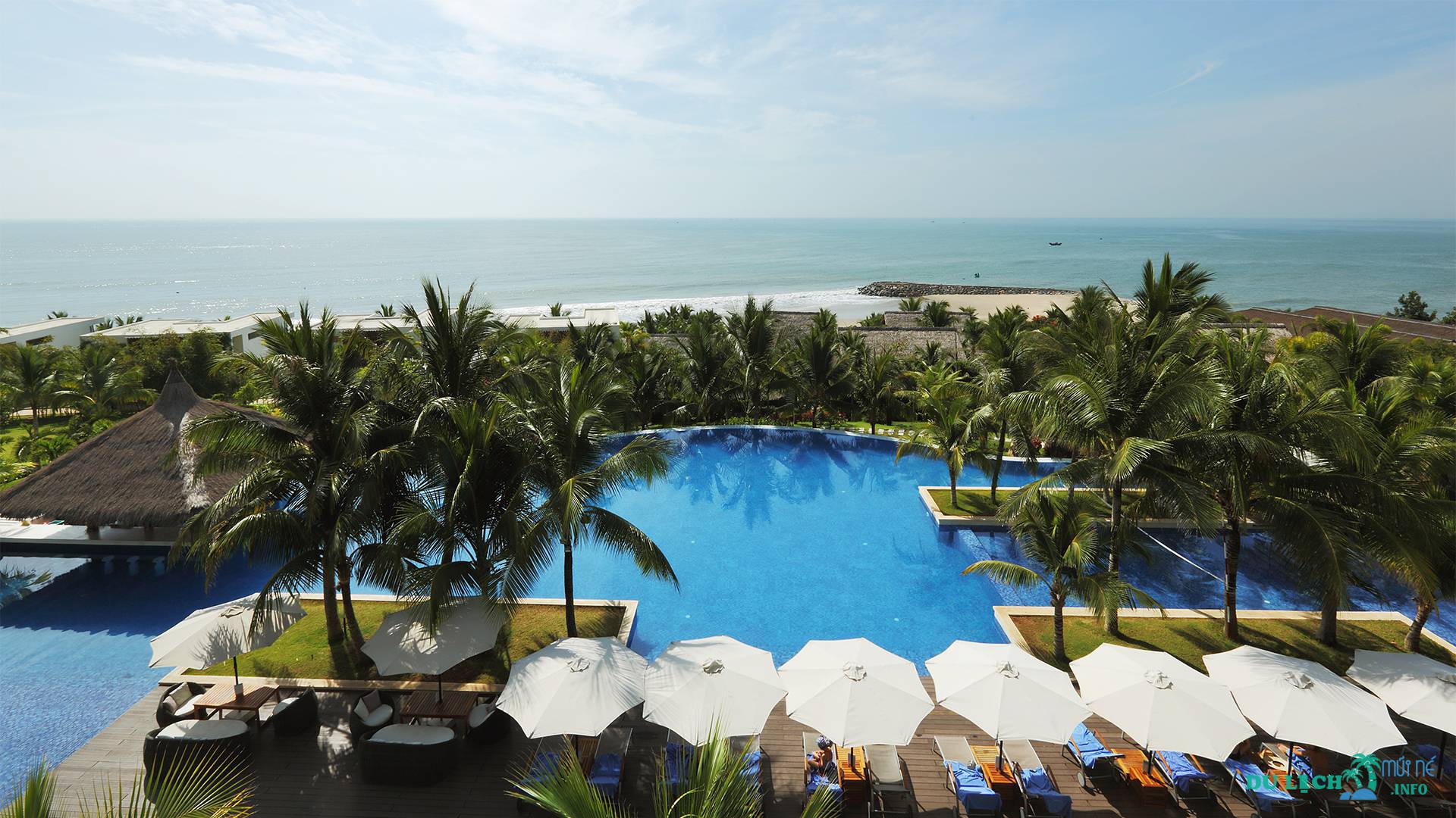 Hồ bơi hướng biển tại The Cliff Resort Mũi Né