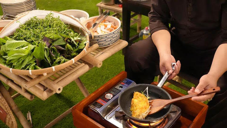 Bãi cỏ ven biển và hồ bơi nước mặn tại The Anam Mũi Né