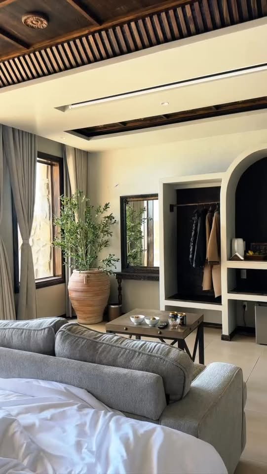 Nội thất phòng Luxury với giường, sofa và tủ mở tại Anket De’ River Mũi Né