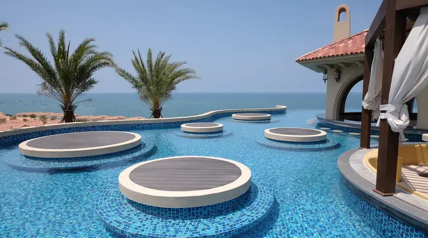 Hồ bơi nhìn ra biển tại Centara Mirage Resort Mũi Né