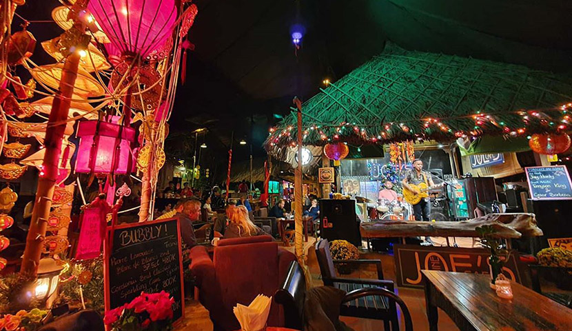Không gian nhạc sống buổi tối tại Joe’s Cafe Mũi Né