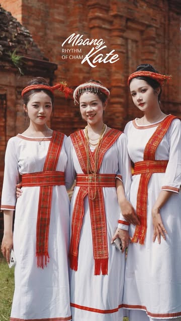 Ba phụ nữ trong trang phục Chăm trước kiến trúc gạch trong hình ảnh Rhythm of Cham của Pandanus Resort