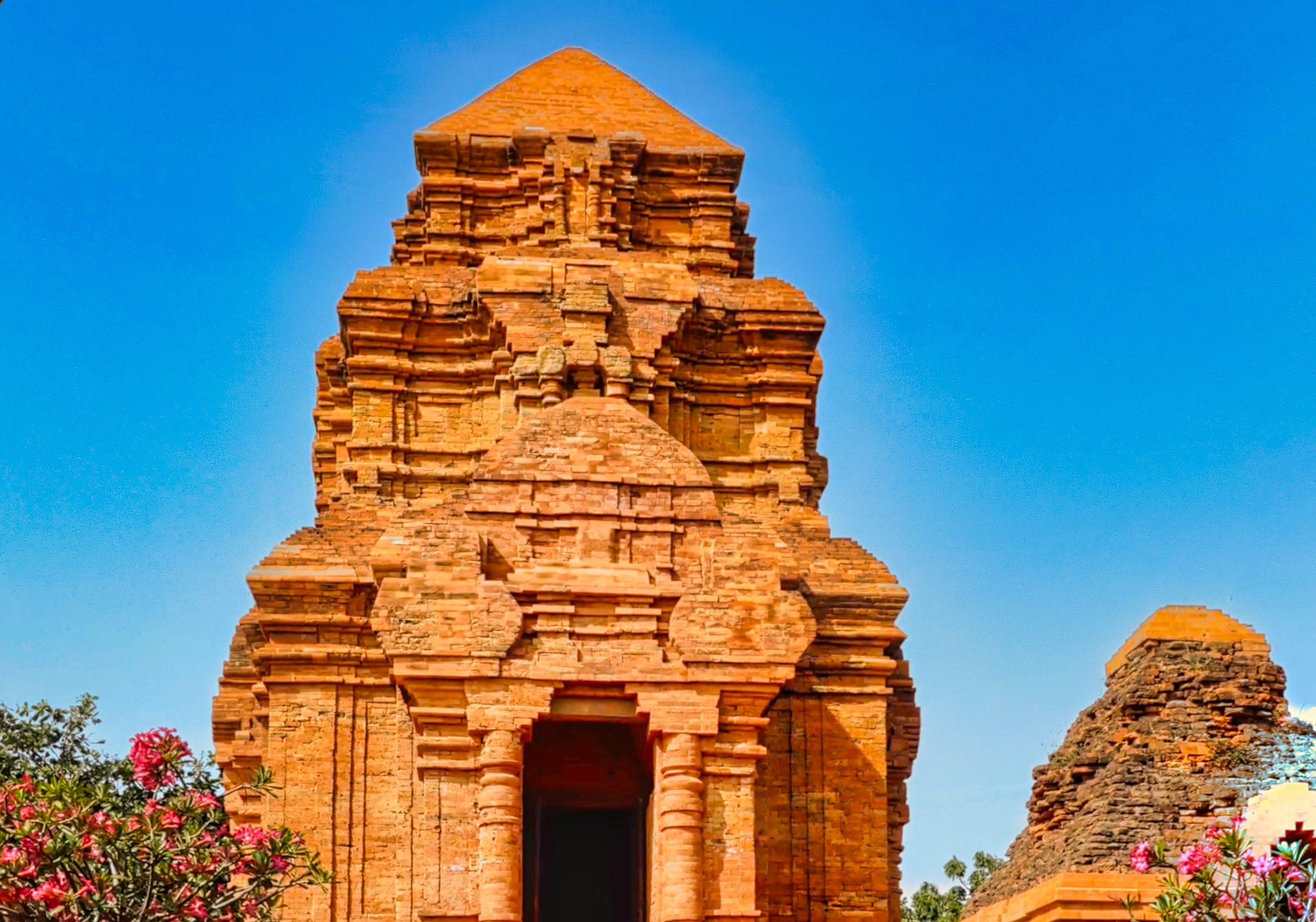 Cụm tháp gạch Pô Sah Inư trên đồi Phú Hài, Phan Thiết